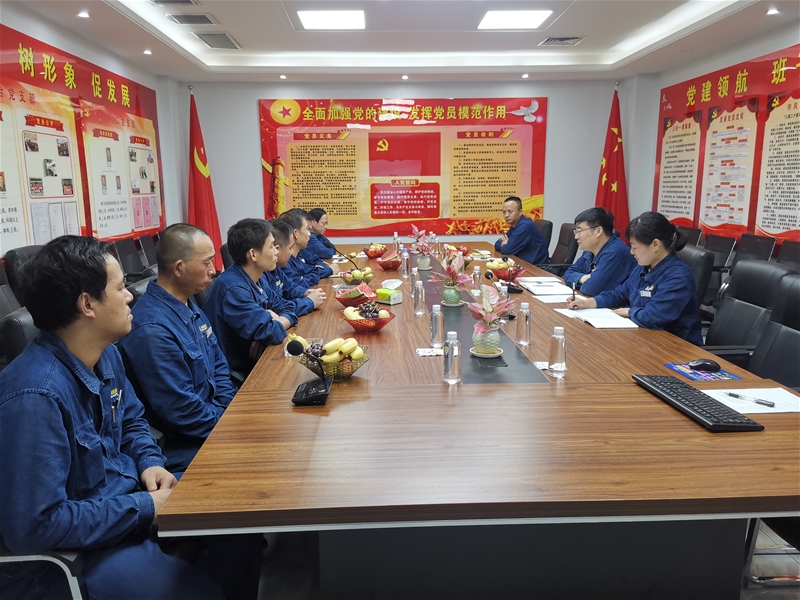 7月30日下午，軋鋼廠黨委組織召開“‘慶八一’學(xué)黨史  扛死肩   共奮進(jìn)”復(fù)轉(zhuǎn)軍人座談會(huì)